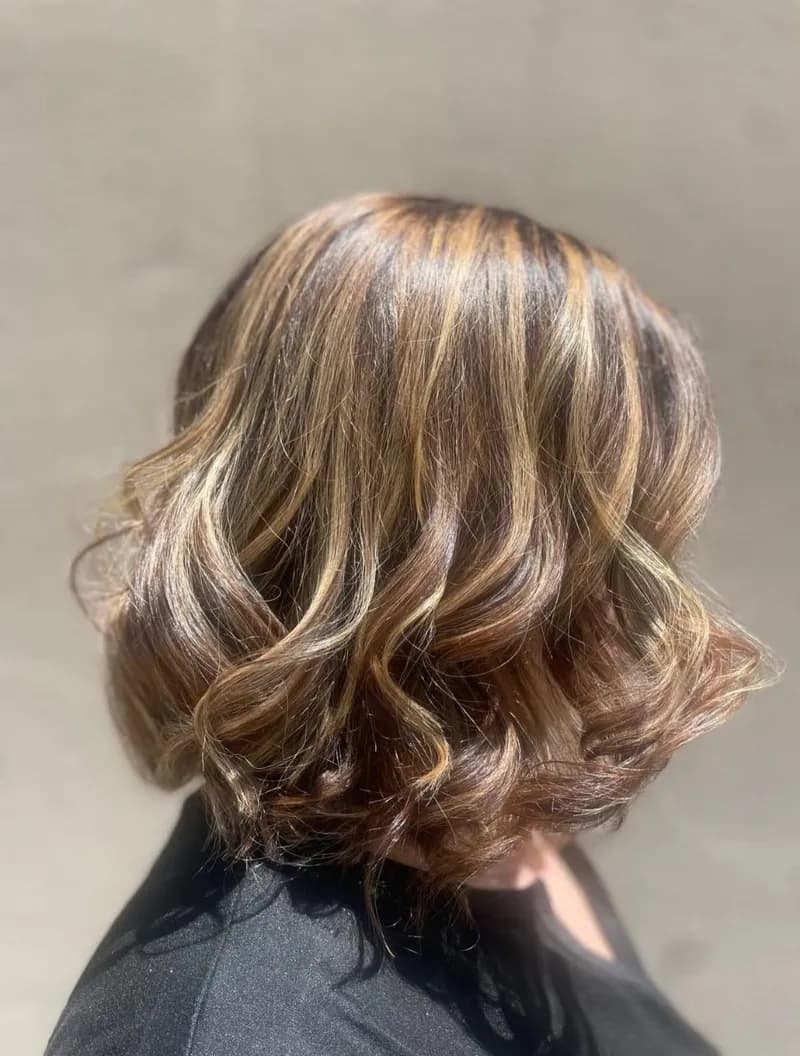 Carré ondulé, balayage blond doux sur base châtain, vu de dos