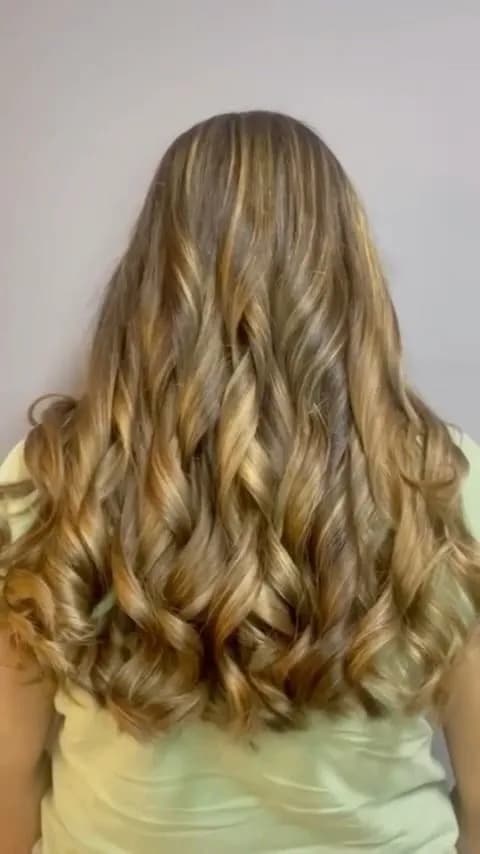 Cheveux longs bouclés, balayage blond doré, vus de dos