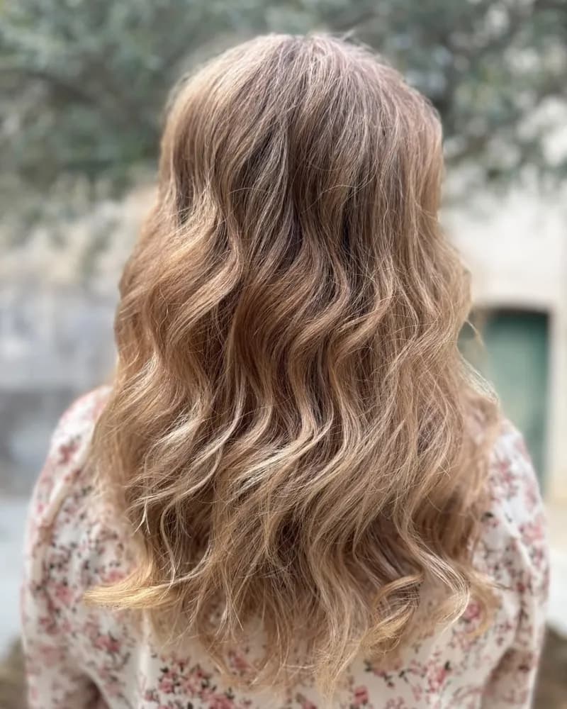 Cheveux longs ondulés blond beige naturel, vus de dos