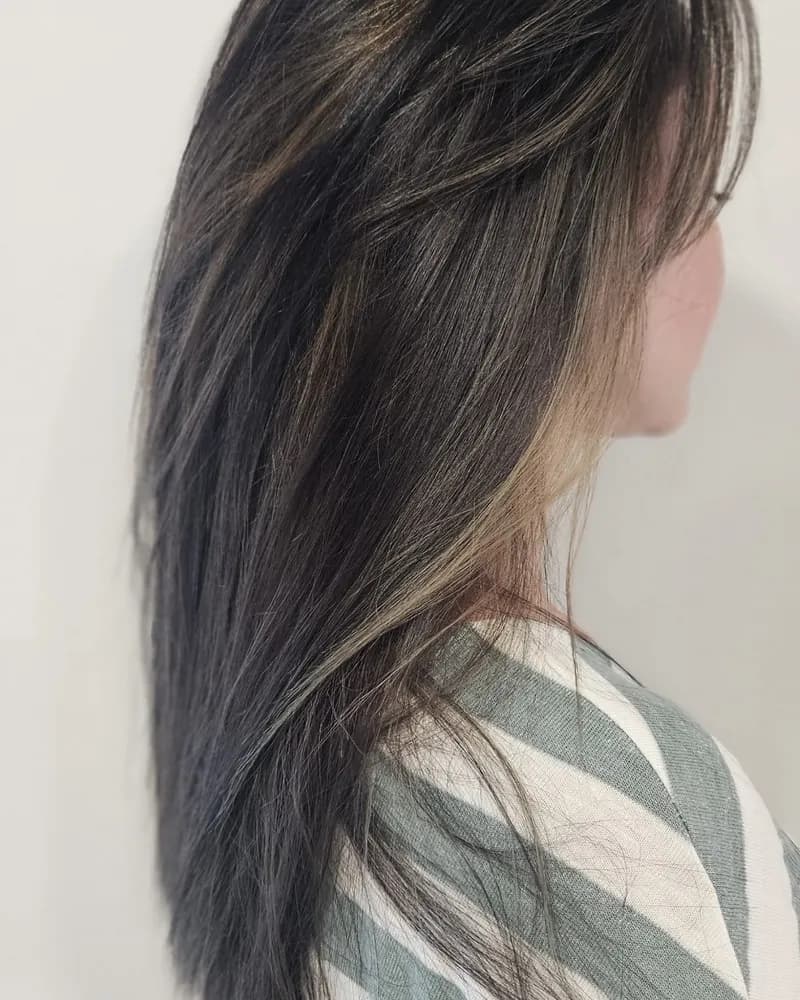 Cheveux longs lisses brun froid aux reflets clairs, vus de côté, visage caché