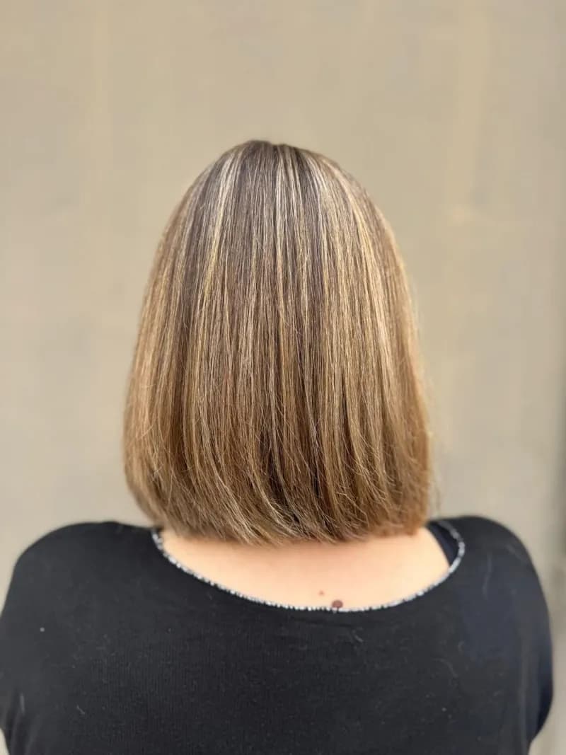 Carré droit, balayage blond lumineux, vu de dos