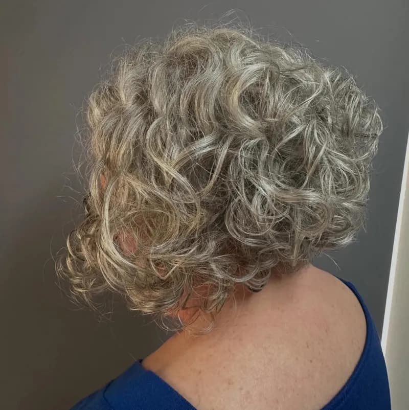Carré court bouclé gris et blond, vu de dos