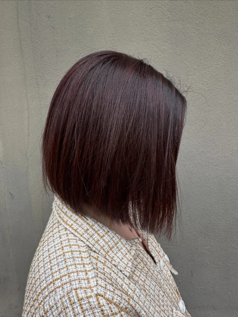 Carré plongeant prune intense, vu de trois quarts dos