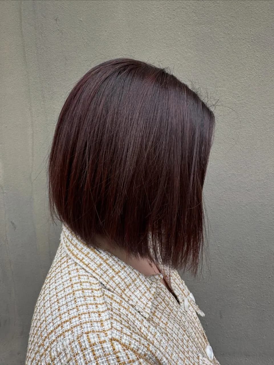Carré plongeant prune intense, vu de trois quarts dos