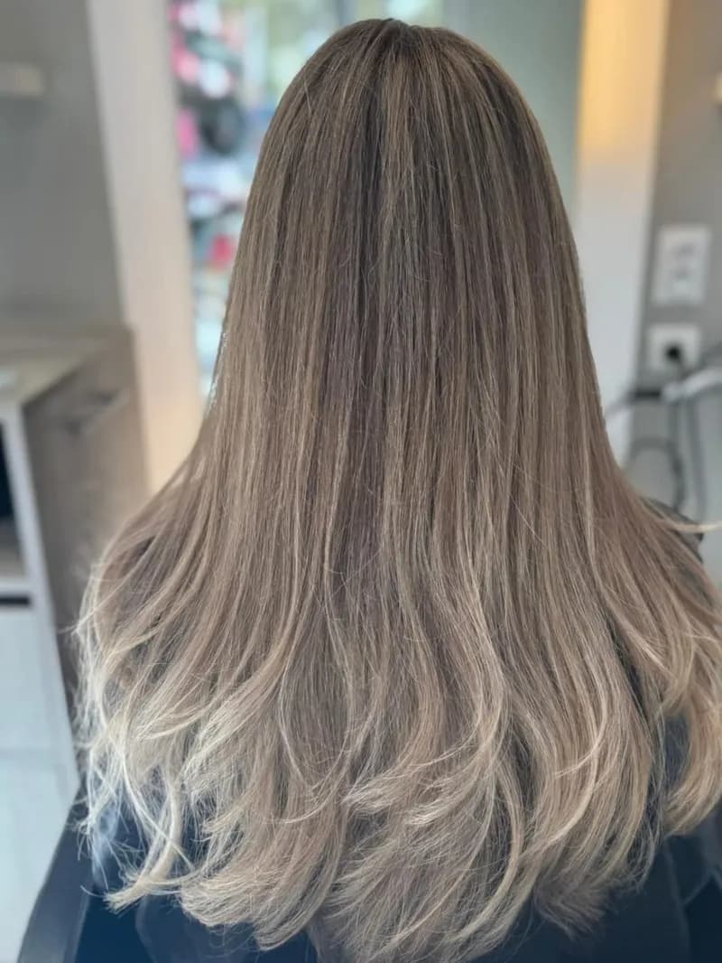 Cheveux longs lisses, ombré blond doux, vus de dos